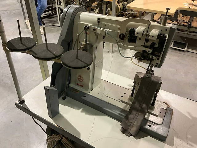 Pfaff 2naalds zuilmachine, drievoudig transport met draadafsnijder type 1296 - afbeelding 5 van  6