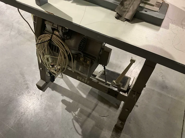 Pfaff 2naalds zuilmachine, drievoudig transport met draadafsnijder type 1296 - afbeelding 6 van  6