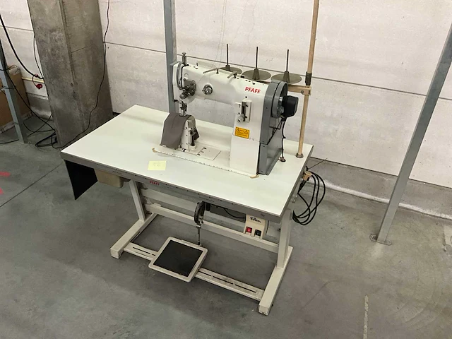 Pfaff 2naalds zuilmachine, drievoudig transport met draadafsnijder type 1296 - afbeelding 1 van  9