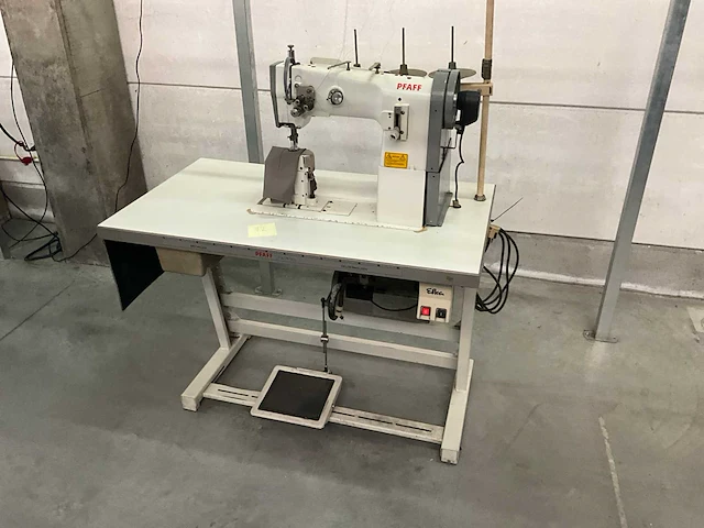 Pfaff 2naalds zuilmachine, drievoudig transport met draadafsnijder type 1296 - afbeelding 2 van  9