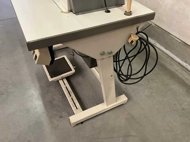 Pfaff 2naalds zuilmachine, drievoudig transport met draadafsnijder type 1296 - afbeelding 7 van  9