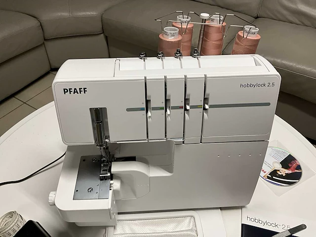 Pfaff hobbylock 2.5 naaimachine overlock - afbeelding 3 van  10