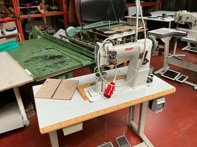 Pfaff naaimachine dubbele naald zonder luchtdruk - afbeelding 1 van  8
