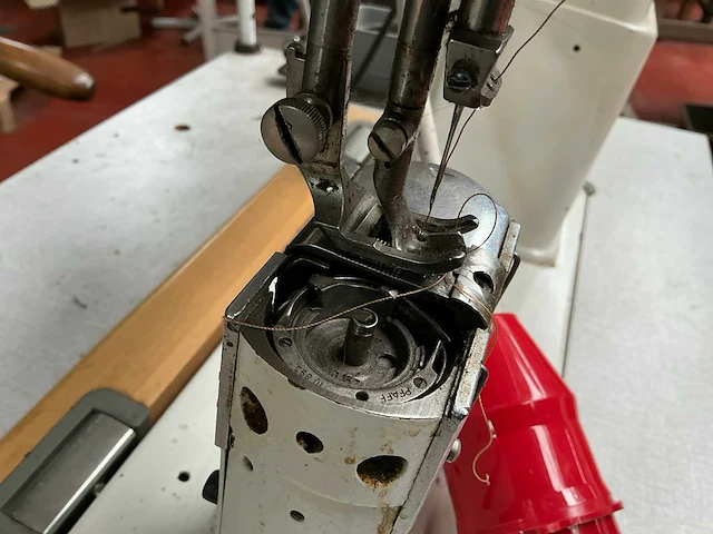Pfaff naaimachine dubbele naald zonder luchtdruk - afbeelding 7 van  8
