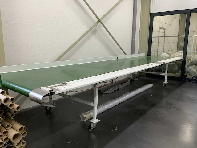 Pfaff tafel met transportband na te zien - afbeelding 1 van  6