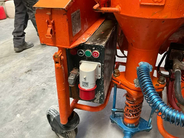 Pft g4 spuitgietmachine - afbeelding 14 van  15
