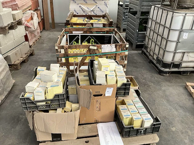 Pgb fasteners grote partij diverse bevestigingsmateriaal - afbeelding 1 van  9
