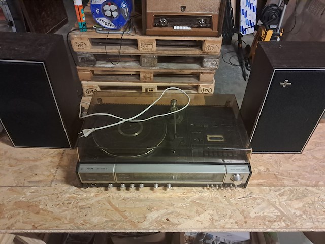 Philipps radio,cassette en platenspeler goede staat + 2 boxen - afbeelding 1 van  8