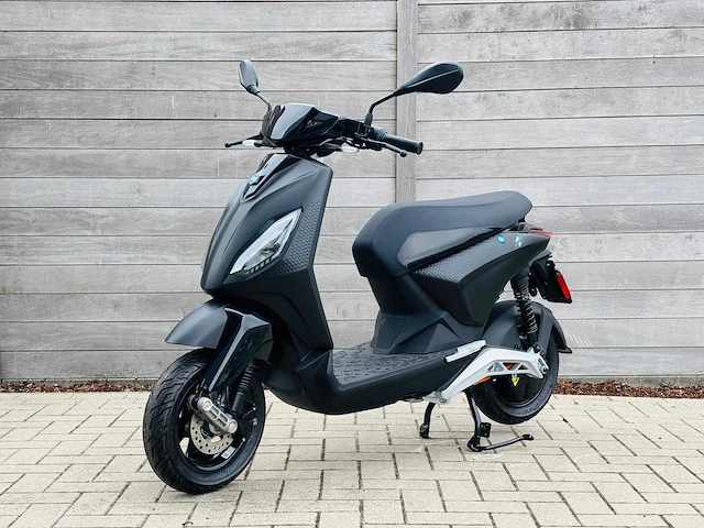 Piaggio 1 plus scooter - afbeelding 1 van  8