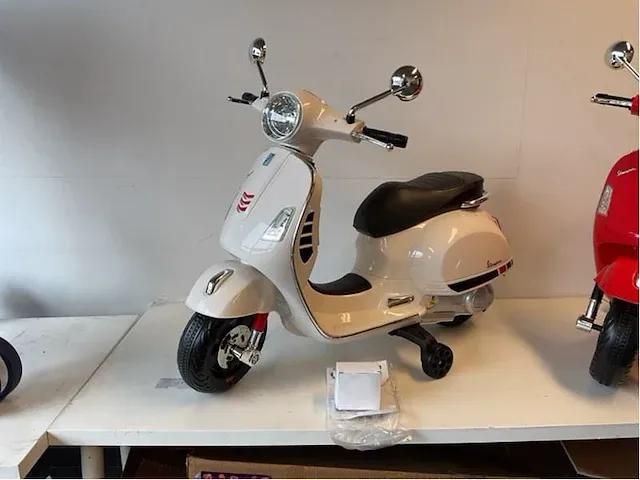 Piaggio vespa kids e-scooter (10x) - afbeelding 1 van  11
