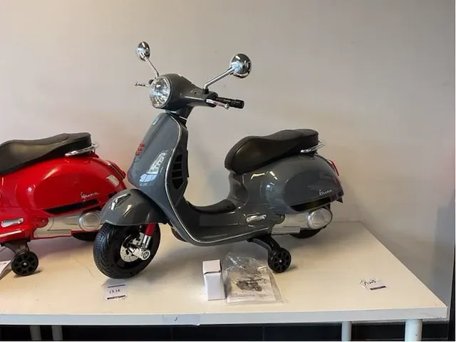 Piaggio vespa kids e-scooter (10x) - afbeelding 1 van  10