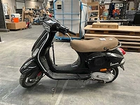 Piaggio vespa scooter - afbeelding 1 van  12