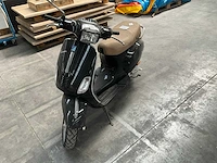 Piaggio vespa scooter - afbeelding 6 van  12