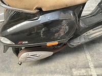Piaggio vespa scooter - afbeelding 8 van  12