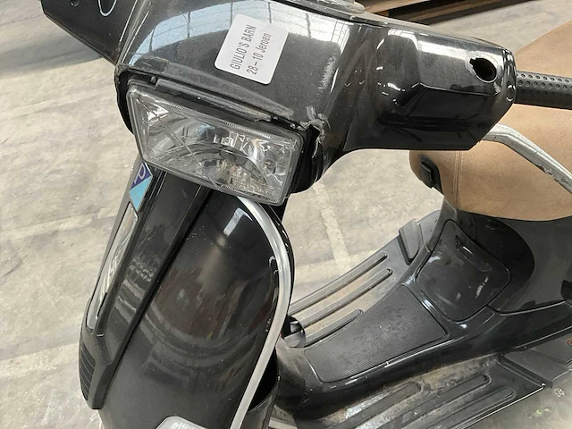 Piaggio vespa scooter - afbeelding 9 van  12