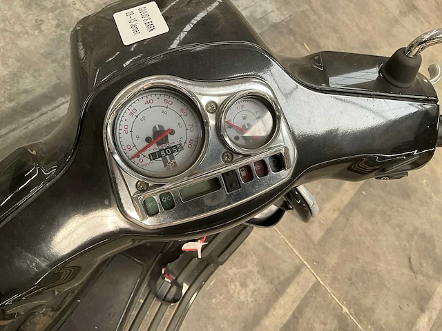 Piaggio vespa scooter - afbeelding 11 van  12