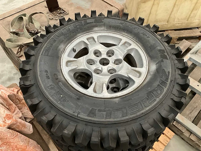 Pirelli brutale banden met velg 4x4 m+s (x4) - afbeelding 2 van  6