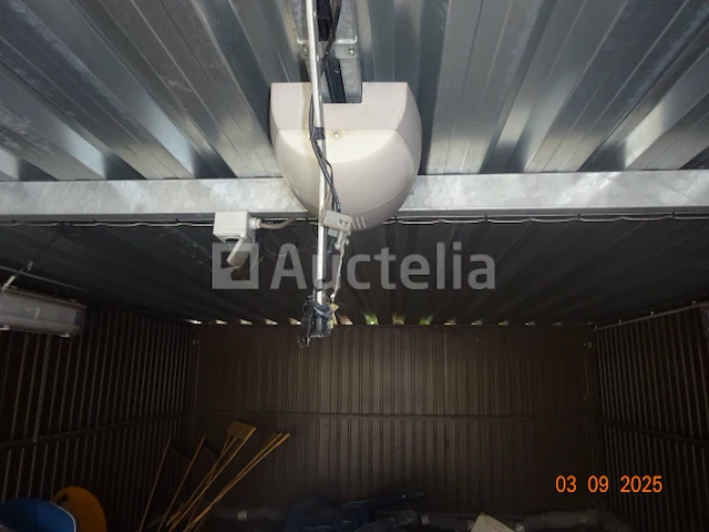 Plaatstalen garage met elektrische deur - afbeelding 4 van  6