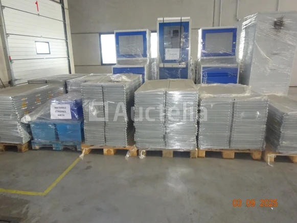Plaatwerkgarage met elektrische deur, steigerapparatuur, palletwikkelmachine