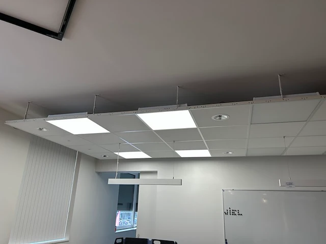 Plafond met lampen - afbeelding 1 van  3