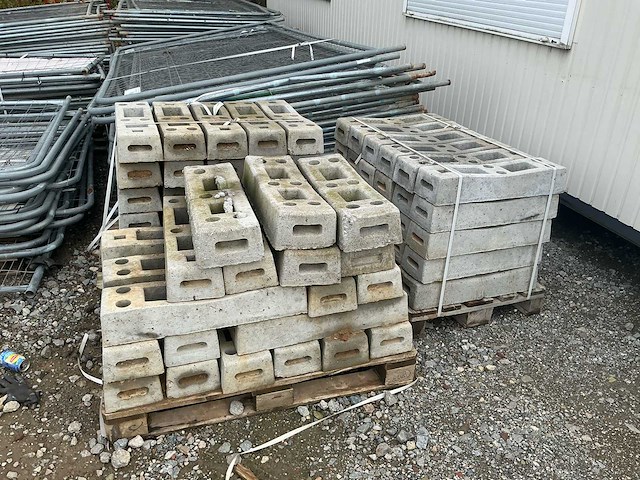 Plaka buis solutions. hekken en betonvloeren. bouw- en bevestigingsmateriaal - afbeelding 1 van  8