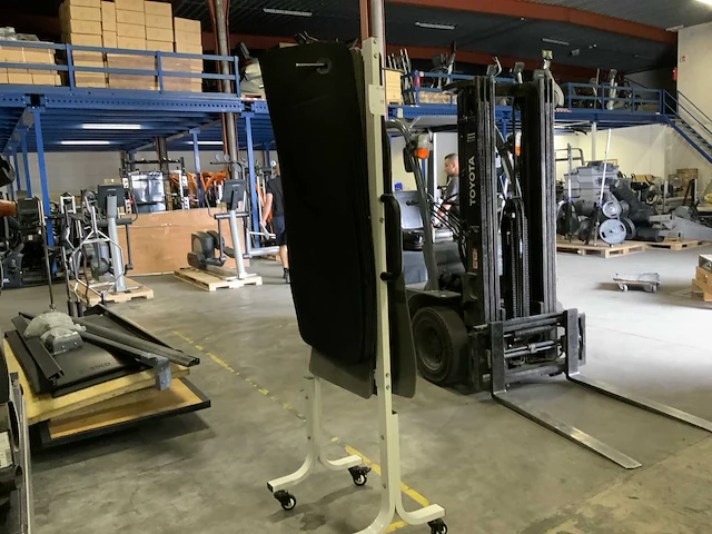 Planet fitness 16x mateen met rek krachtstation - afbeelding 4 van  5