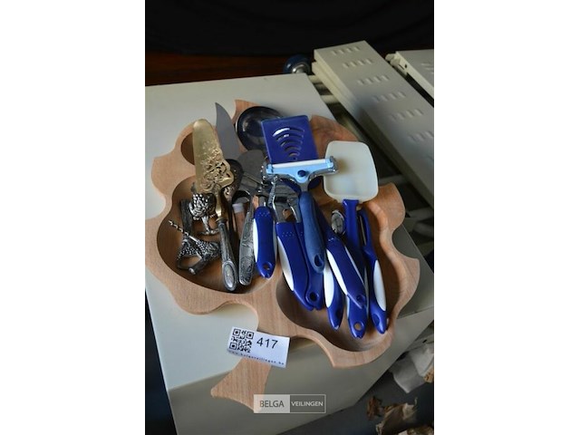 Plank met div keukenmateriaal - afbeelding 1 van  3