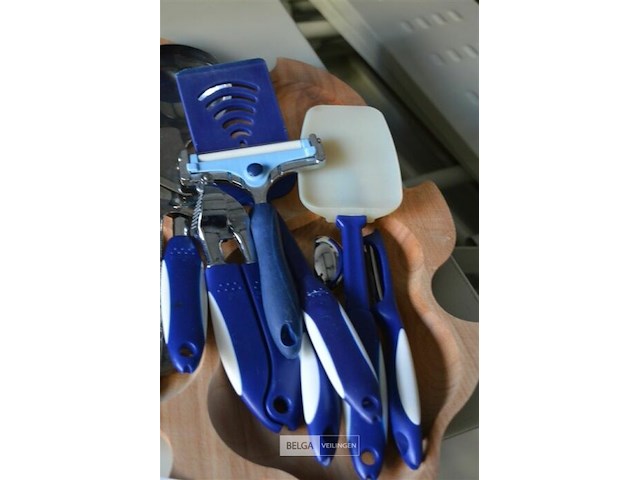 Plank met div keukenmateriaal - afbeelding 2 van  3