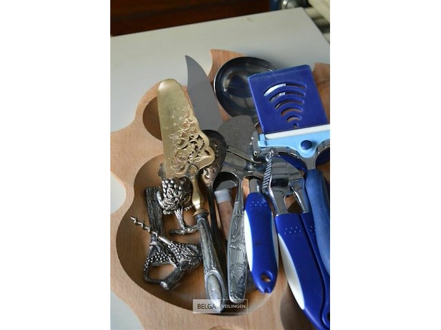 Plank met div keukenmateriaal - afbeelding 3 van  3