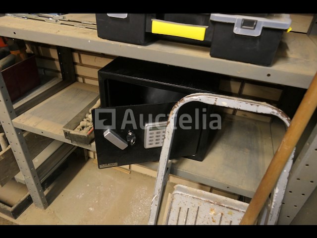 Planken + 2 metalen kasten met inhoud - afbeelding 1 van  9