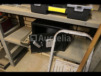 Planken + 2 metalen kasten met inhoud