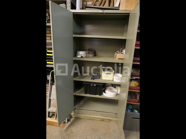 Planken + 2 metalen kasten met inhoud - afbeelding 2 van  9