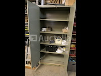 Planken + 2 metalen kasten met inhoud - afbeelding 2 van  9