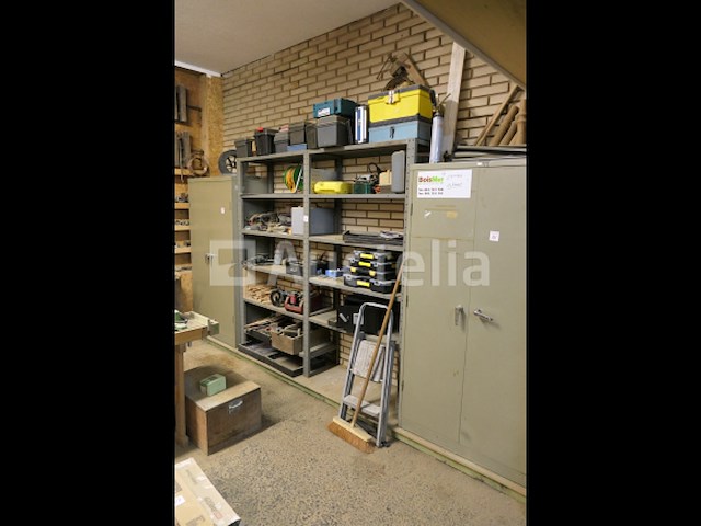 Planken + 2 metalen kasten met inhoud - afbeelding 3 van  9