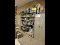 Planken + 2 metalen kasten met inhoud - afbeelding 3 van  9