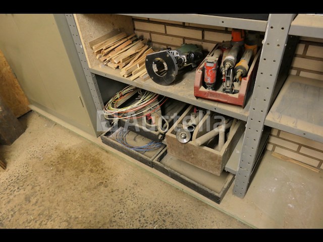 Planken + 2 metalen kasten met inhoud - afbeelding 5 van  9