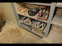 Planken + 2 metalen kasten met inhoud - afbeelding 5 van  9