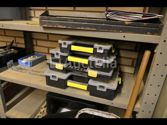 Planken + 2 metalen kasten met inhoud - afbeelding 6 van  9