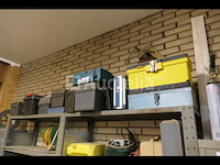 Planken + 2 metalen kasten met inhoud - afbeelding 7 van  9