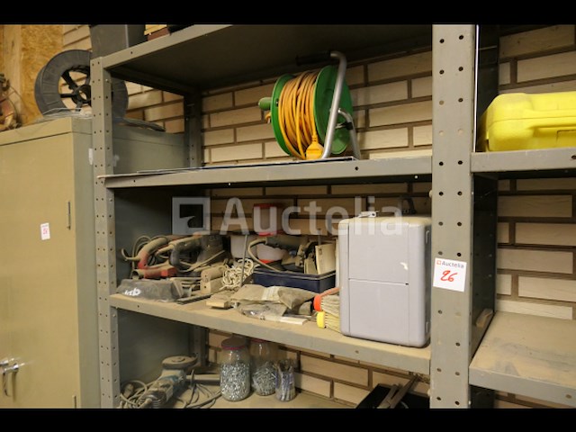 Planken + 2 metalen kasten met inhoud - afbeelding 8 van  9