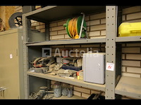 Planken + 2 metalen kasten met inhoud - afbeelding 8 van  9