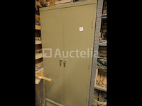 Planken + 2 metalen kasten met inhoud - afbeelding 9 van  9