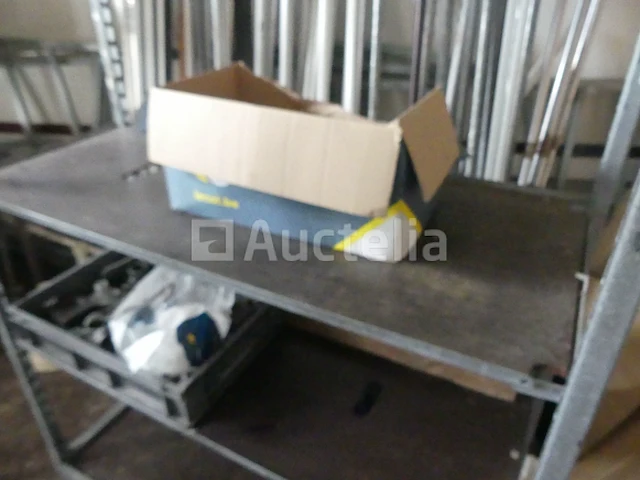 Planken met inhoud en trolley - afbeelding 2 van  12