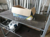 Planken met inhoud en trolley - afbeelding 2 van  12