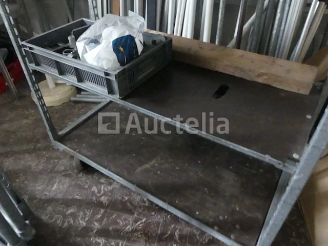 Planken met inhoud en trolley - afbeelding 3 van  12