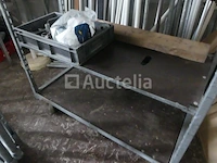 Planken met inhoud en trolley - afbeelding 3 van  12