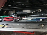 Planken met inhoud en trolley - afbeelding 1 van  12