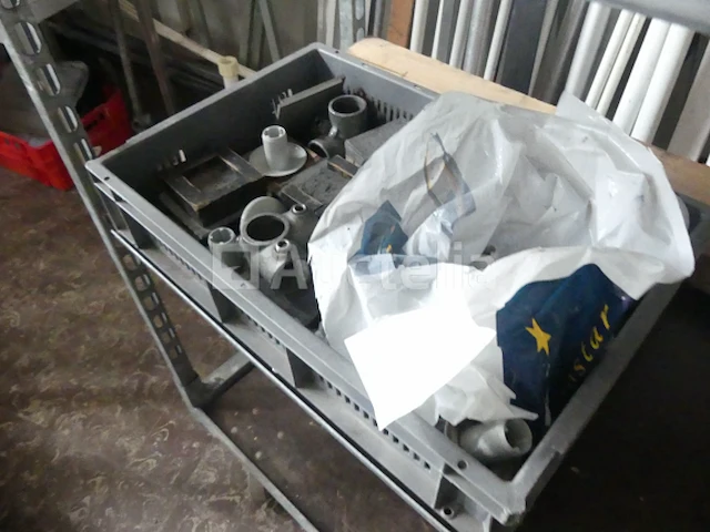Planken met inhoud en trolley - afbeelding 11 van  12