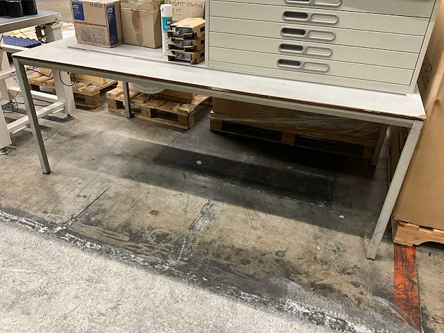 Plannenkast en 2 werktafels - afbeelding 15 van  16