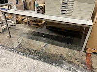 Plannenkast en 2 werktafels - afbeelding 15 van  16